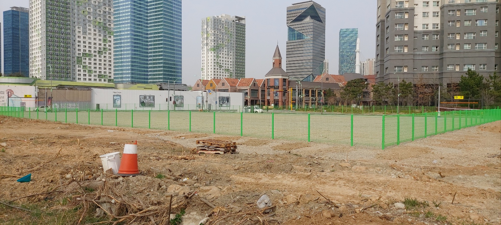 연수구가 송도동 32-2번지 송도 아트포레 일원(2,280㎡)과 청학동 560-5번지(1,136㎡)에 임시주차장 조성을 완료했다